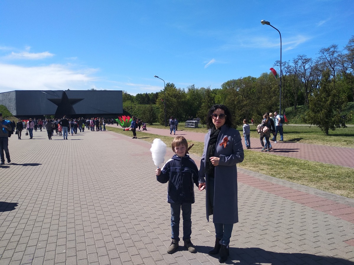 Сейчас этот мальчик уже на голову выше этой тёти… ))))