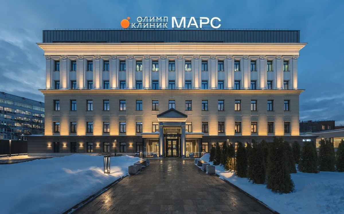 А это - частная клиника, которая выросла ровно напротив этой больницы 