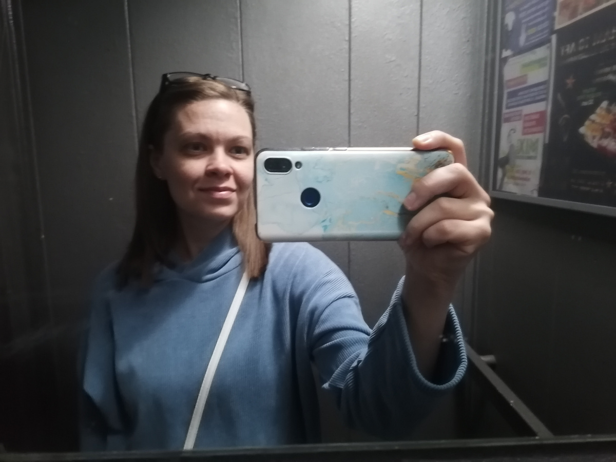 Щелкнула в лифте новую "стрижку". Лифт после ремонта подъезда покрасили в темно-серый цвет, получилось стремно, но это тоже кусочек моего быта