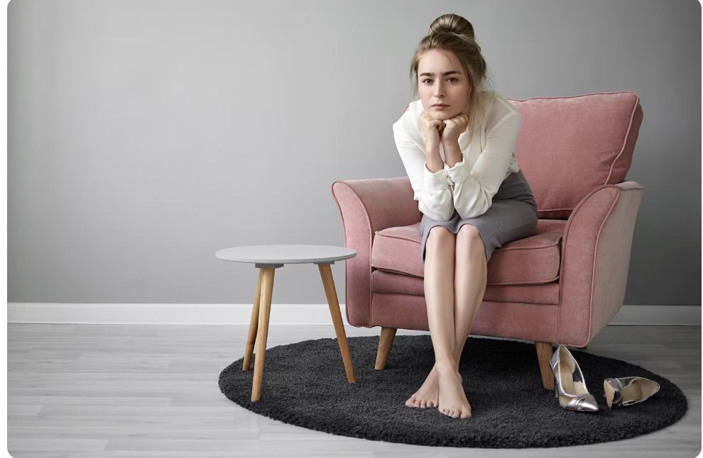 https://www.magnific.com/ru/free-photo/people-lifestyle-concept-beautiful-young-female-teacher-with-hair-bun-relaxing-home-after-lectures-college-sitting-barefooted-armchair-looking-camera-with-tired-facial-expression_11696398.htm