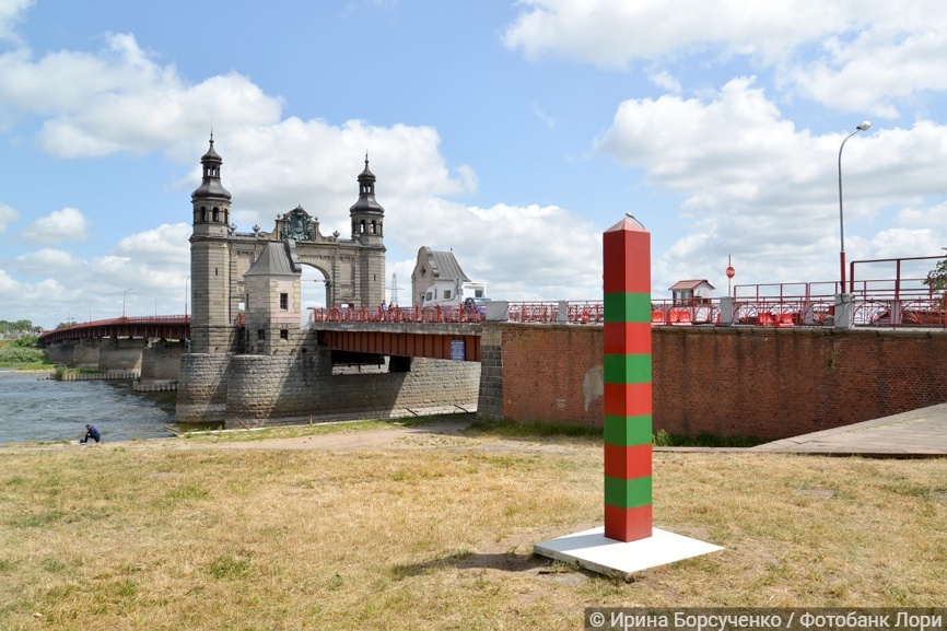 Пограничный столб на фоне моста королевы Луизы. Советск, Калининградская область 