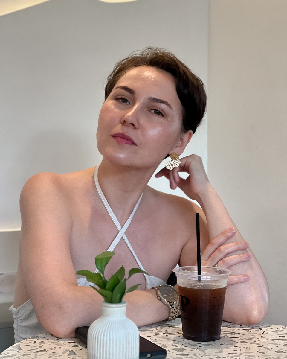 Утренние отёки стирают контур лица. Даю безопасную технику на 180 секунд: куда ставить пальцы, как дышать и почему направление движений важнее силы нажатия. Сохраните, чтобы делать каждое утро.