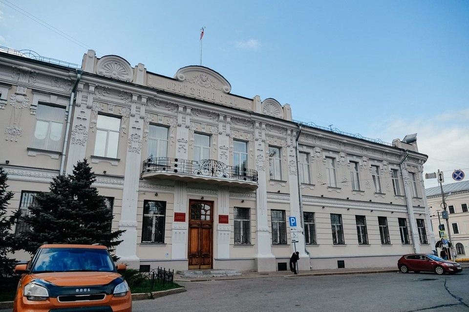    Подрядчик должен организовать круглосуточные посты охраны на центральных входах зданий Светлана МАКОВЕЕВА