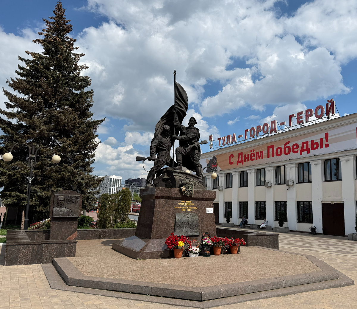 Памятник Защитникам города-героя Тулы в годы Великой Отечественной войны на станции Тула-1 Курская