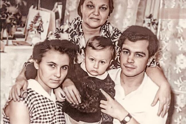Игорь Николаев в детстве с отцом Юрием, матерью Светланой и бабушкой Александрой
Фото: из личного архива