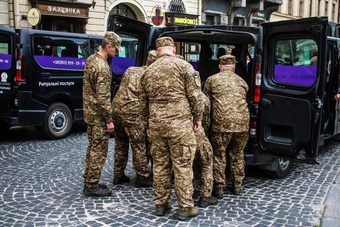 Украинские военнослужащие. Обложка © Shutterstock / FOTODOM / Jose HERNANDEZ Camera 51
