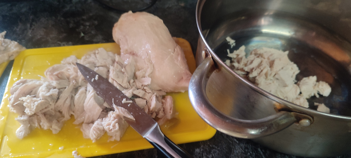 Крошу мяско для щеночка, потом ещё погружным блендером измельчаю. 