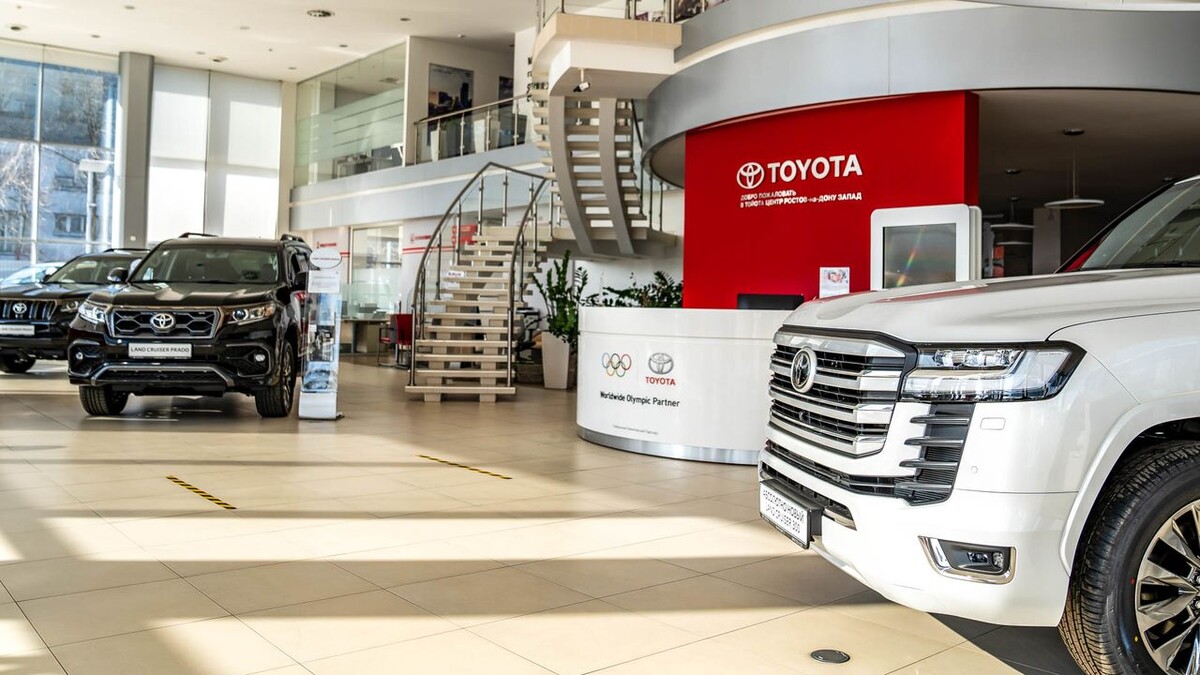    Автосалон Toyota. Фото Andrey Sayfutdinov / Shutterstock.com
