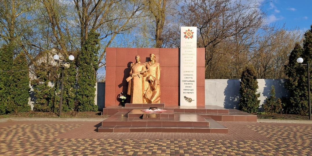 Добринка помнит… 55 лет назад на привокзальной площади был открыт памятник павшим воинам