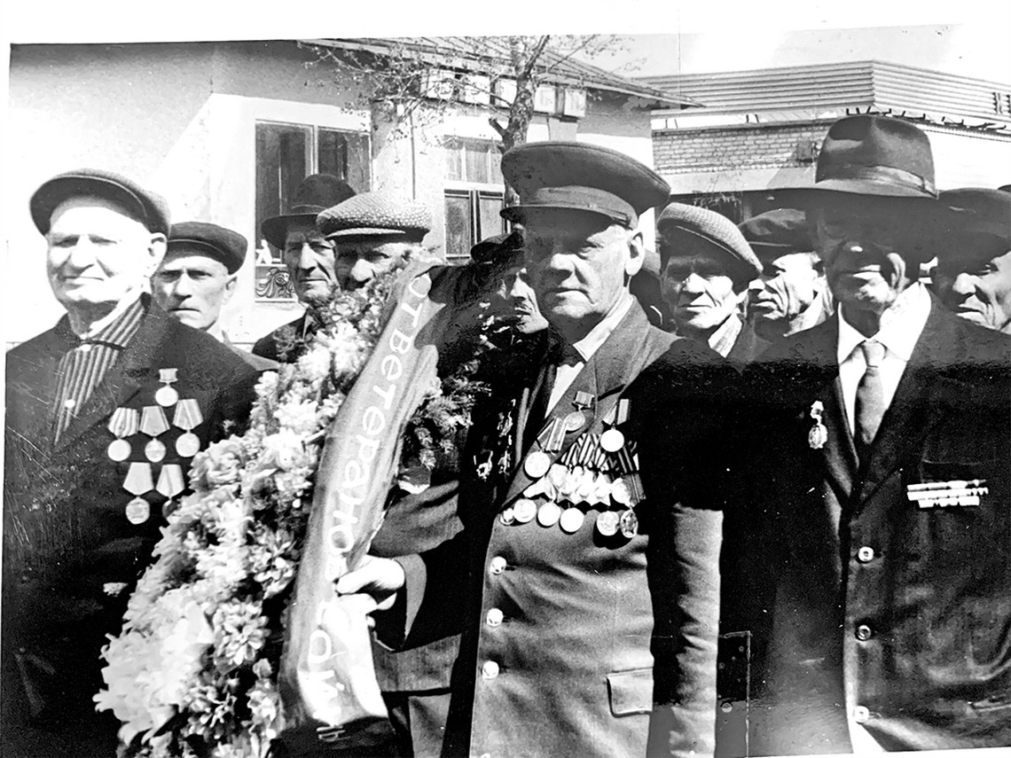 Колонны добринцев, шествующие к памятнику павшим, всегда возглавляли ветераны войны.