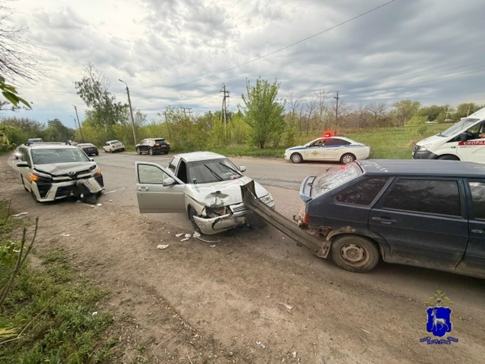    осле столкновения машина по инерции наехала на впереди стоящий автомобиль ВАЗ-2114 под управлением 61-летнего водителя. ГУ МВД России по Самарской области