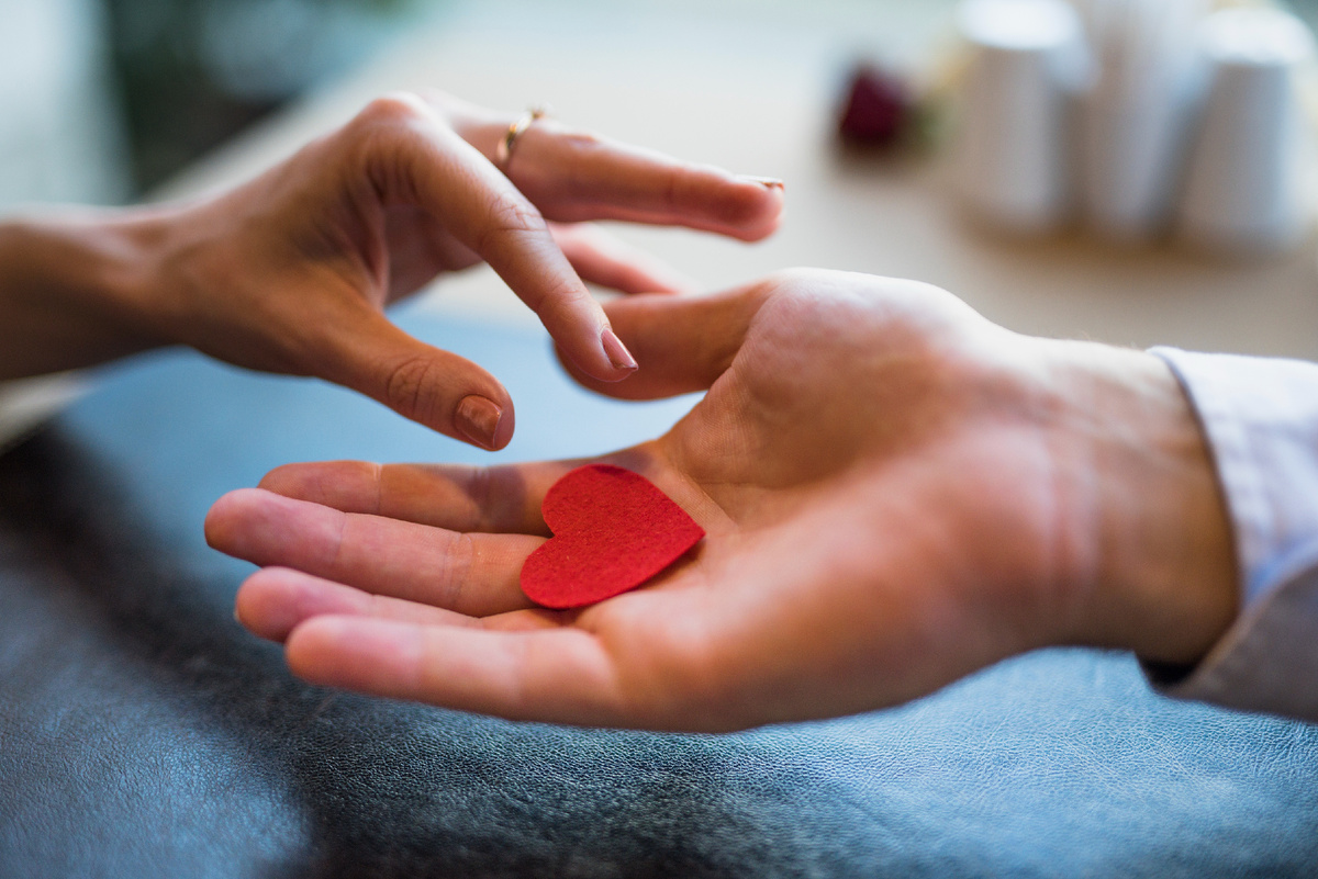 <a href="https://www.magnific.com/free-photo/man-giving-red-ornament-heart-woman_3555207.htm#fromView=search&page=1&position=1&uuid=4da18efb-d1af-4209-8c55-99f02f1b2d10&query=%D0%B4%D0%BE%D0%BD%D0%BE%D1%80">Image by freepik</a>