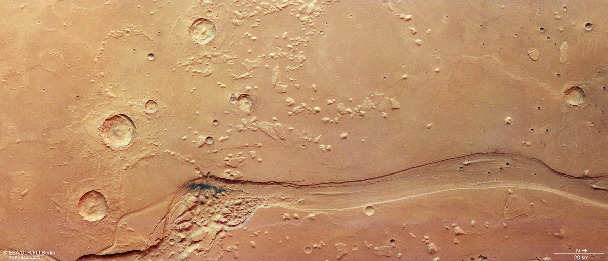 На этом снимке, сделанном аппаратом Mars Express, видна часть долины Шалбатана, крупного канала в экваториальной области Марса. Это изображение содержит данные, собранные стереокамерой высокого разрешения (High Resolution Stereo Camera, HRSC) 22 октября 2024 года (орбита 26265). Оно было создано на основе данных канала, ориентированного перпендикулярно поверхности Марса, и цветовых каналов HRSC. Север находится справа. Разрешение исходного изображения составляет примерно 22 метра на пиксель, а центр изображения находится примерно на 12° северной широты и 317° восточной долготы. Источник: ESA/DLR/FU Berlin