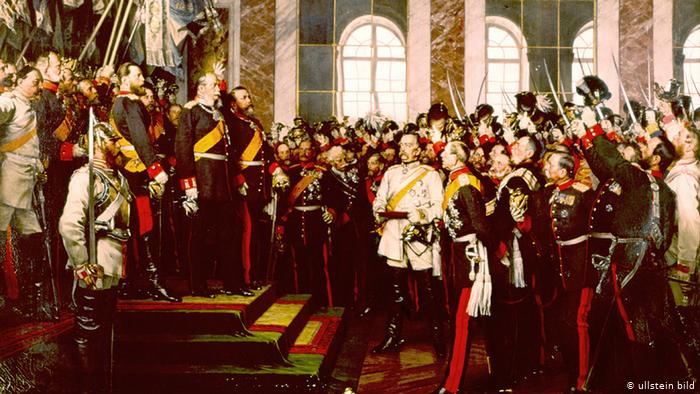 18 января 1871 года в Зеркальной галерее Версаля была провозглашена Германская империя - конгломерат 22 монархий и трёх вольных города: Гамбург, Бремен и Любек. Кайзером был объявлен прусский король Вильгельм I. Источник: Бисмарк, Германская империя и Россия, https://multiurok.ru/blog/bismark-germanskaia-imperiia-i-rossiia.html