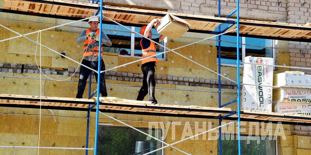 В Краснолучской школе № 7 проводится масштабное благоустройство территории