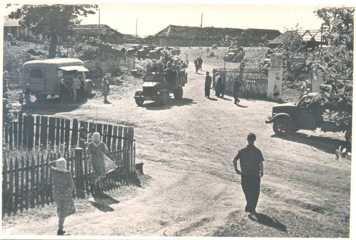 4 июня 1961 года в Овстуге. Открытие первого памятника Ф. И. Тютчеву. БОМ. 