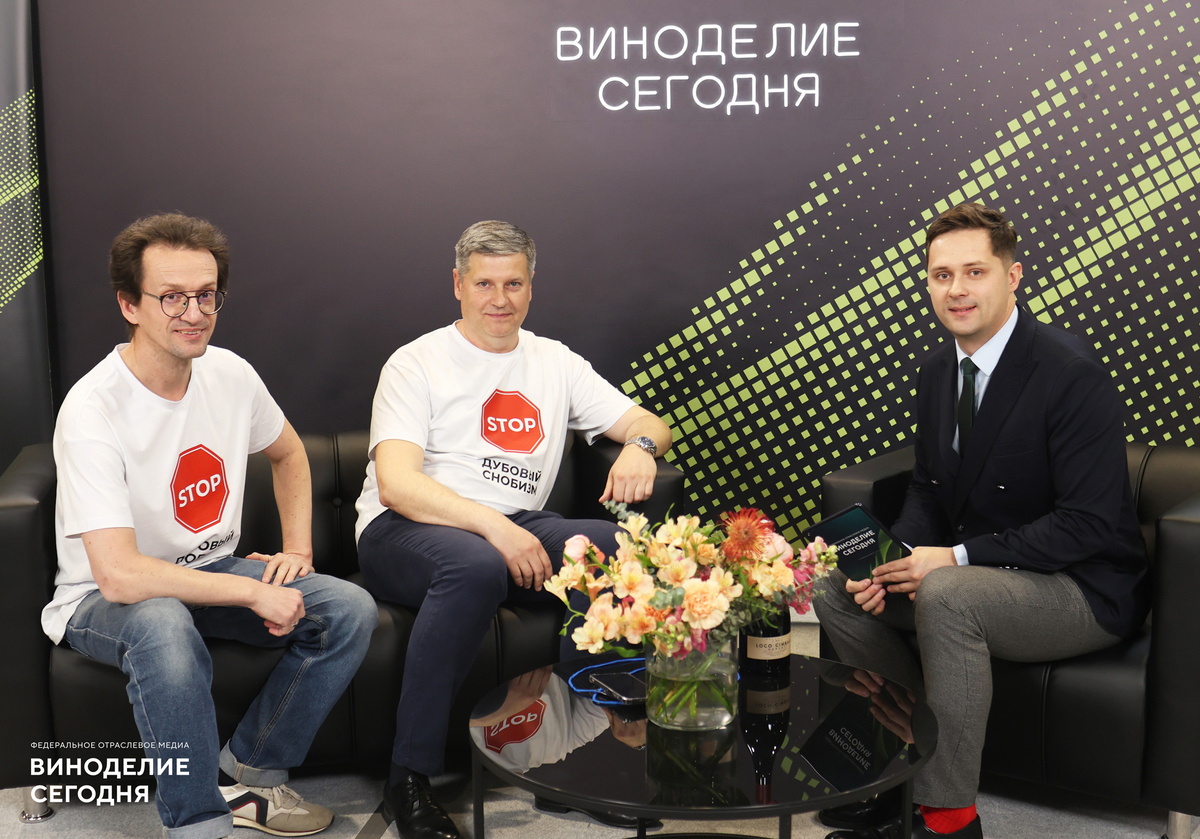Бренд-амбассадор «Лаборатории Дуба» Максим Качиборада и начальник бондарного производства Иван Левонов