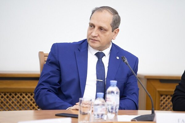    Мода должна включать в себя не только коммерческую составляющую, но и элементы национальной культуры, считает Вадим Ганин. Источник: Деловой Центр экономического развития СНГ.