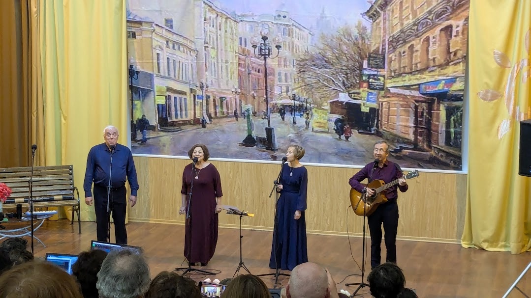 Ансамбль "Игрушка" на сцене. Фото автора