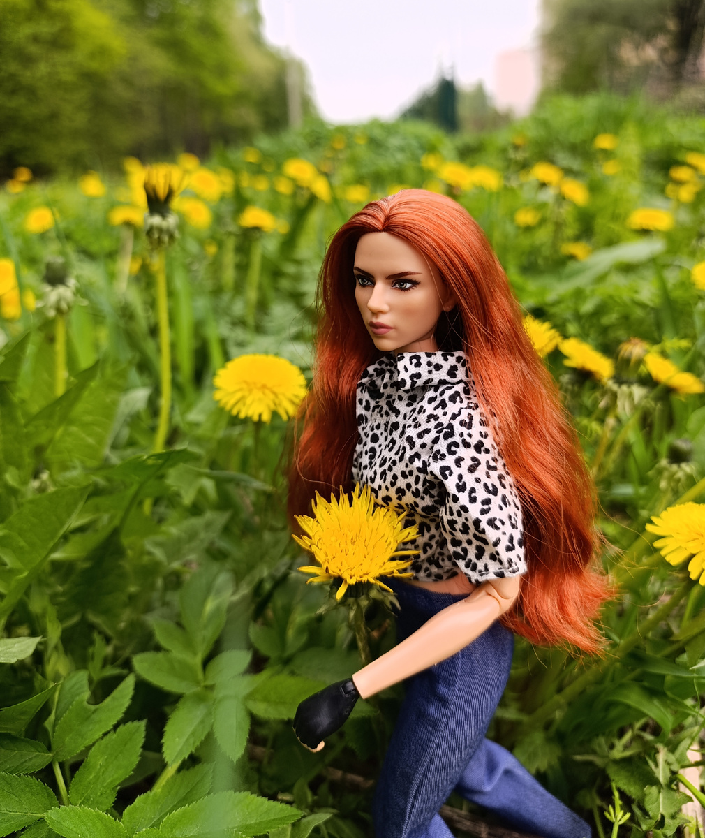 И её фирменный,слегка надменный взгляд с лёгким прищуром.