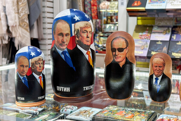 Президент России Владимир Путин и президент США Дональд Трамп, изображенные на матрешках в сувенирном магазине / Мила Степанян/ТАСС   📷