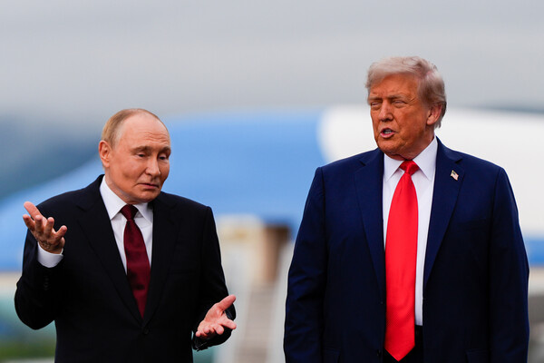    Владимир Путин и Дональд Трамп во время встречи в Аляске, США, 2025 год / Julia Demaree Nikhinson/AP