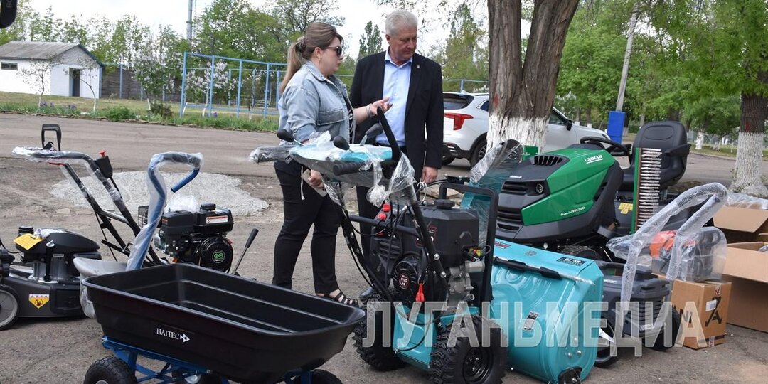 В Краснодоне появился инвентарь для ухода за городским стадионом