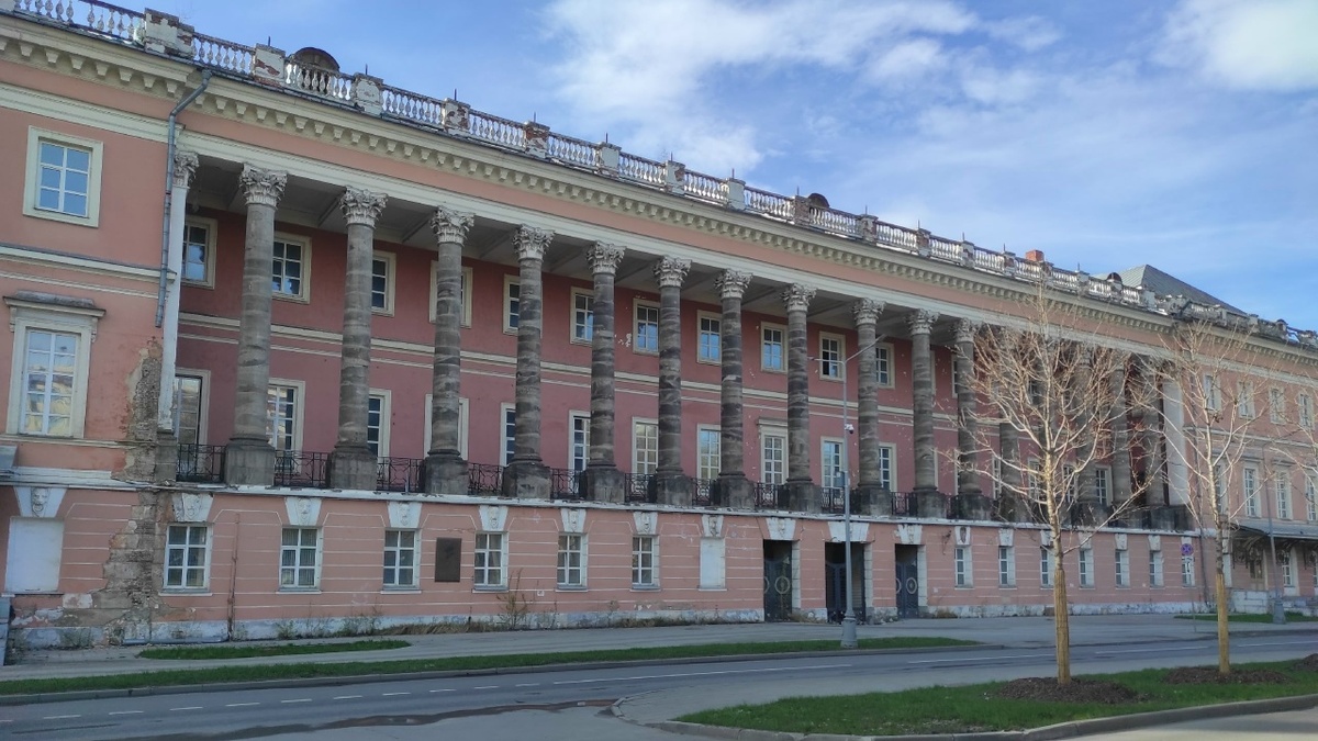 Разваливающийся Екатерининский дворец в 1-м Краснокурсантском проезде