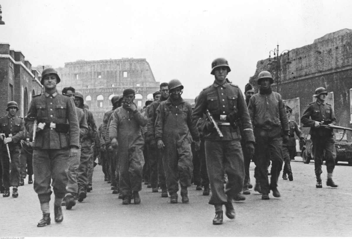 Пленные союзники, конвоируемые Вермахтом, проходят по Риму. Весна, 1944. Источник - pinterest.com
