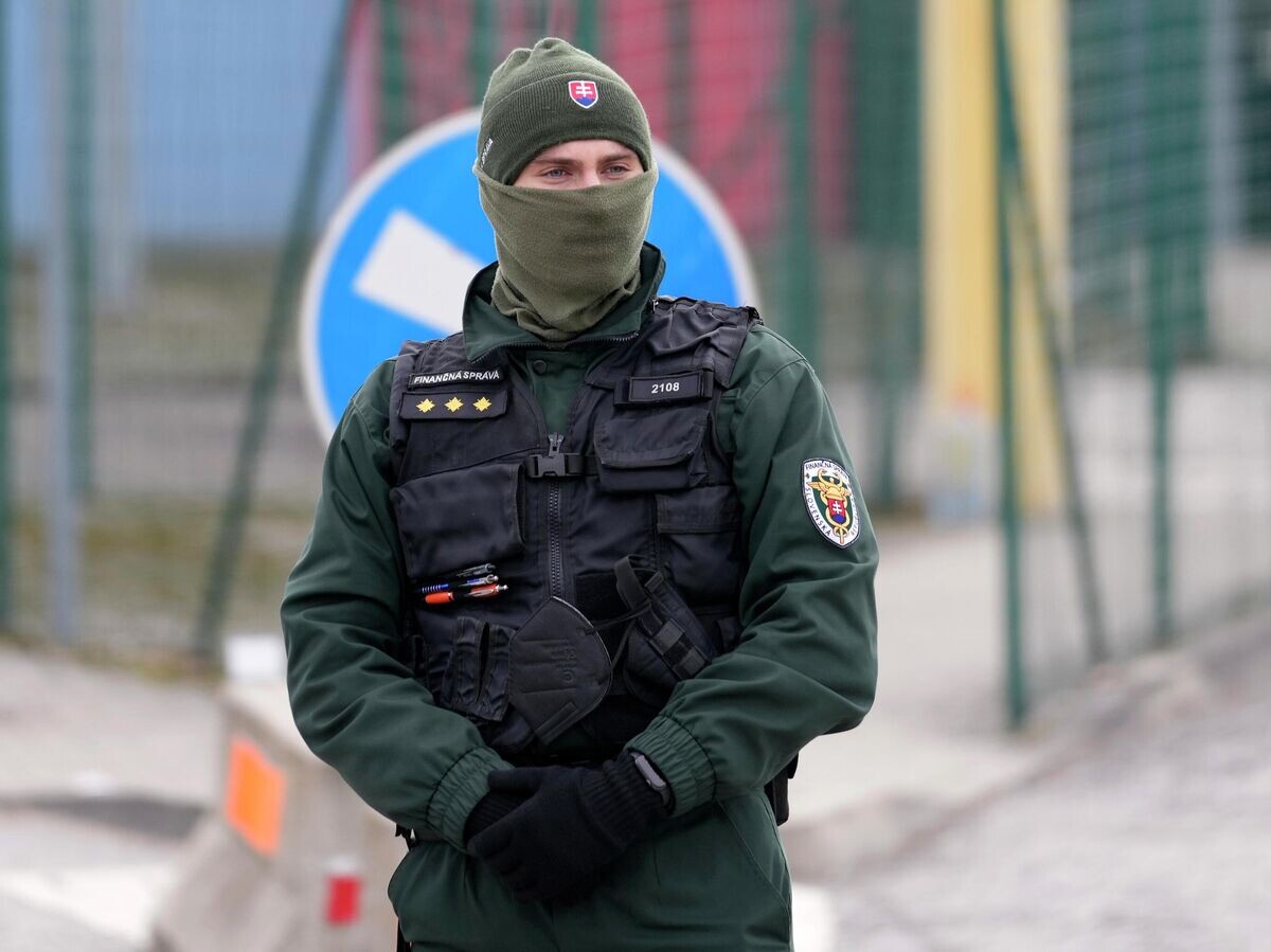    Словацкий офицер на границе Словакии и Украины | © AP Photo / Darko Vojinovic