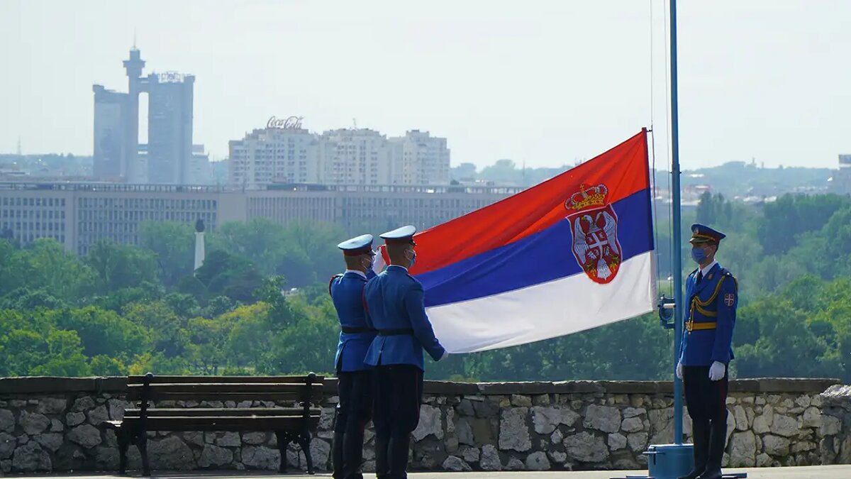    Государственный флаг Сербии. © unsplash.com / Ivan Aleksic