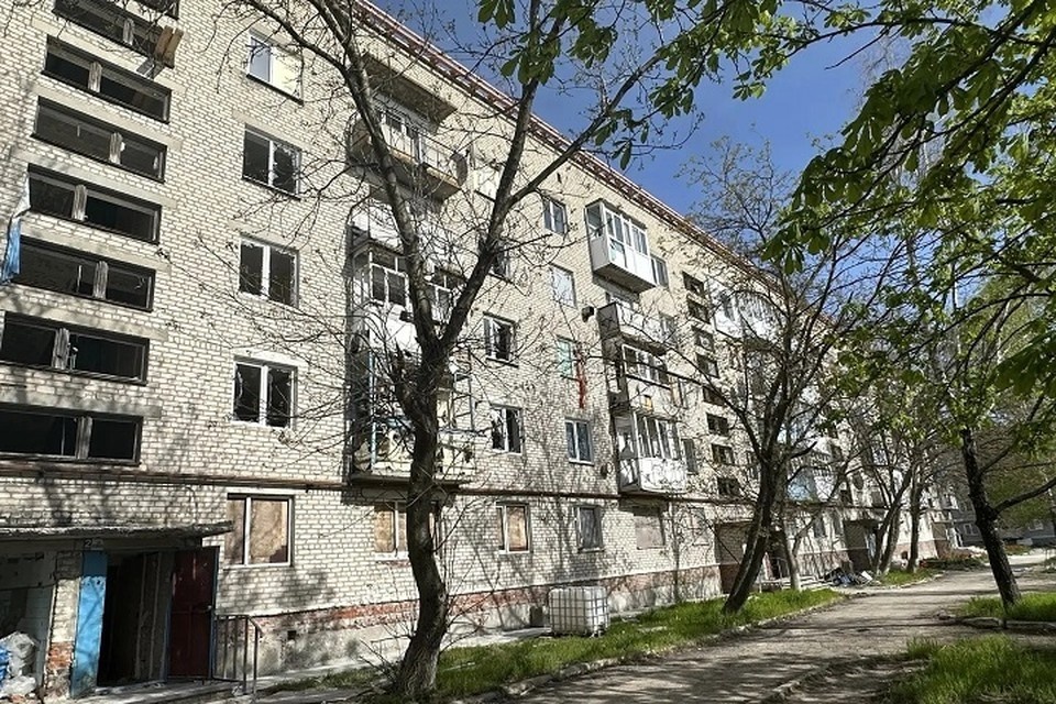    Ямальские строители восстанавливают четвёртый дом во Владимировке. Фото: Департамент строительства и жилищной политики ЯНАО