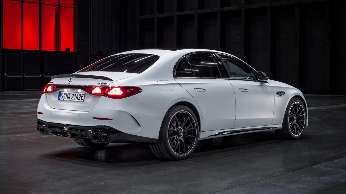 https://www.kolesa.ru/news/novyi-mercedes-amg-e-53-hybrid-polnyi-privod-i-bolsaia-batareia-dlia-rutinnyx-poezdok%20