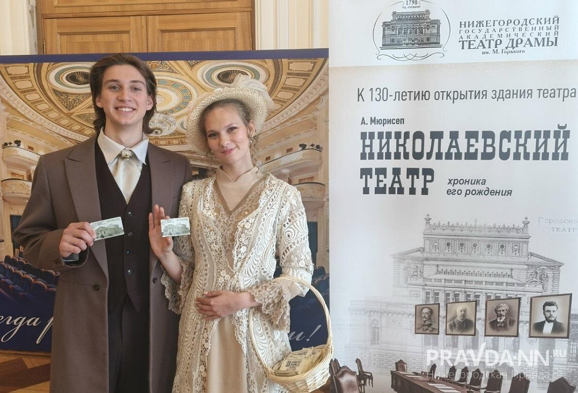    На лицевой стороне карты – знаменитая фотография театра, созданная Максимом Дмитриевым