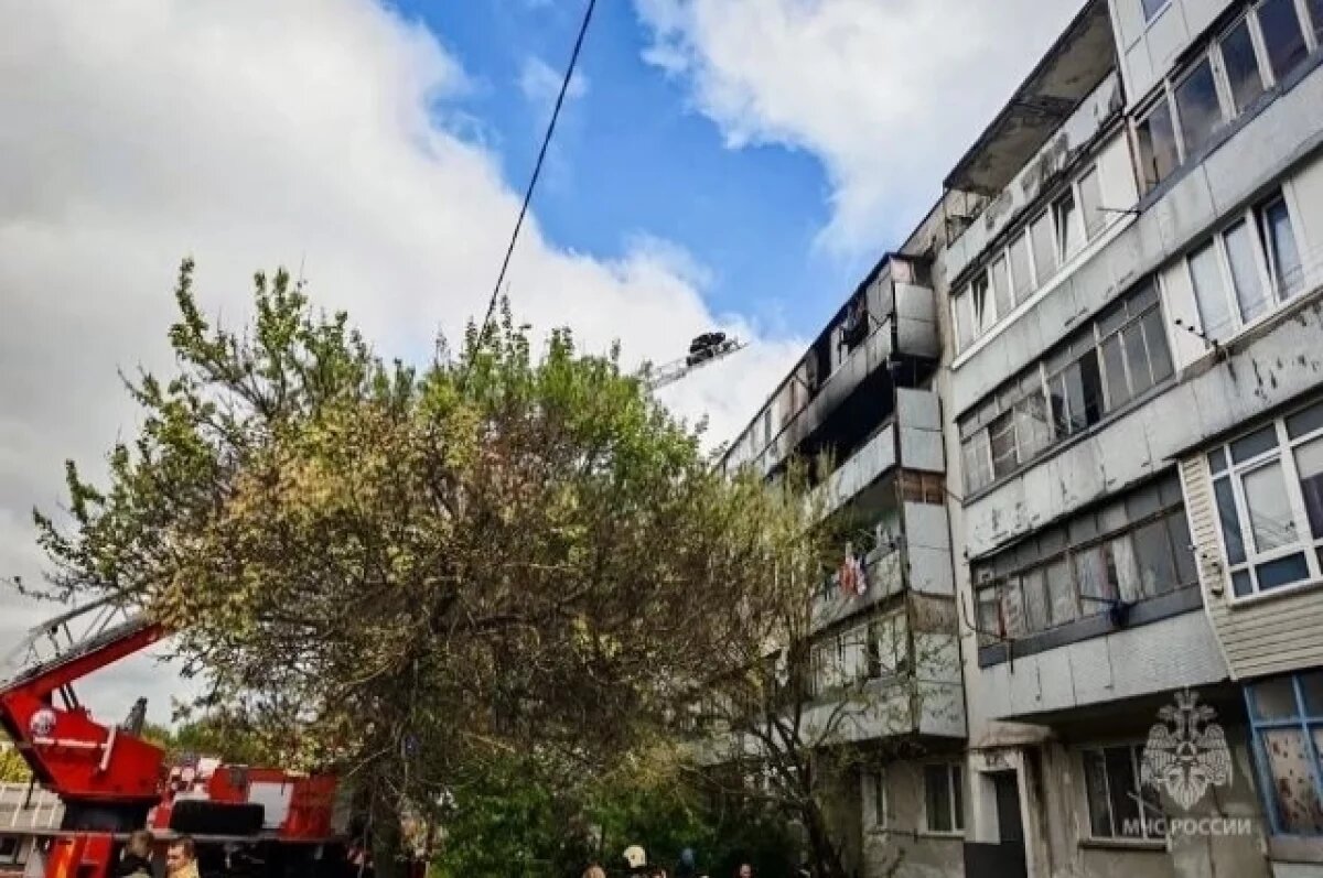    Пожарные эвакуировали 25 человек из горящего дома в Севастополе