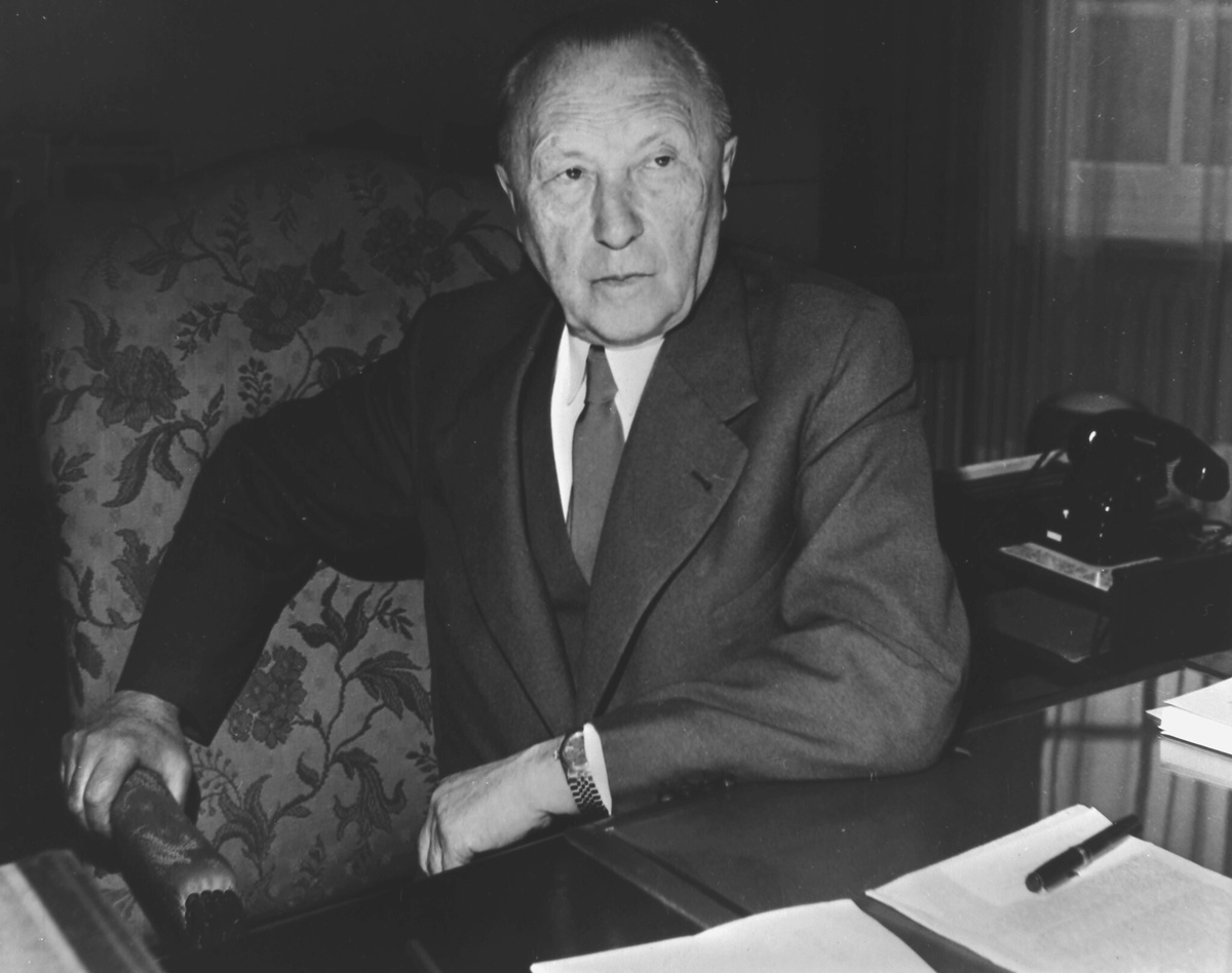 Конрад Аденауэр (1876 - 1967), первый канцлер ФРГ в 1949-1965 гг. Считается "отцом" современной Германии. Он выступал за развитие связей Германии с Францией, Великобританией и США, был сторонником европейской интеграции и активного участия ФРГ в военном блоке НАТО. Был критически настроен по отношению к Советскому Союзу