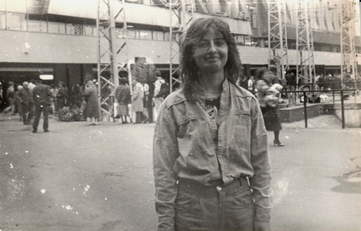 Олеся на Павелецком вокзале (откуда отходят поезда на Саратов), 1992 год.