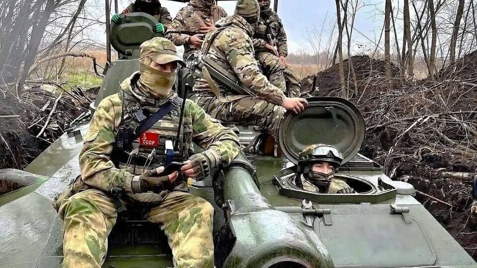 Летит по небу клин в тумане сером