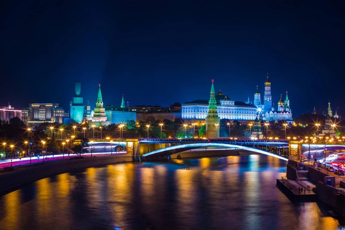 Ночная Москва с теплохода. СК "Москвич"