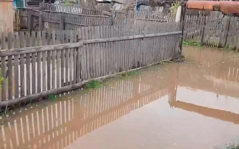 В Мурыгино пять дней нет воды из-за аварии, несколько домов и огородов затопило