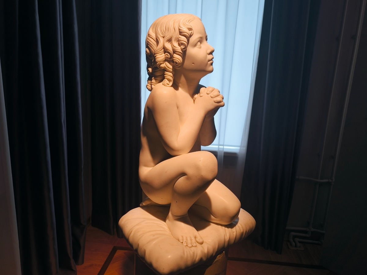 Луиджи Пампалони. Молящийся мальчик (1830-е). Скульптура находится в коллекции Ярославского художественного музея.