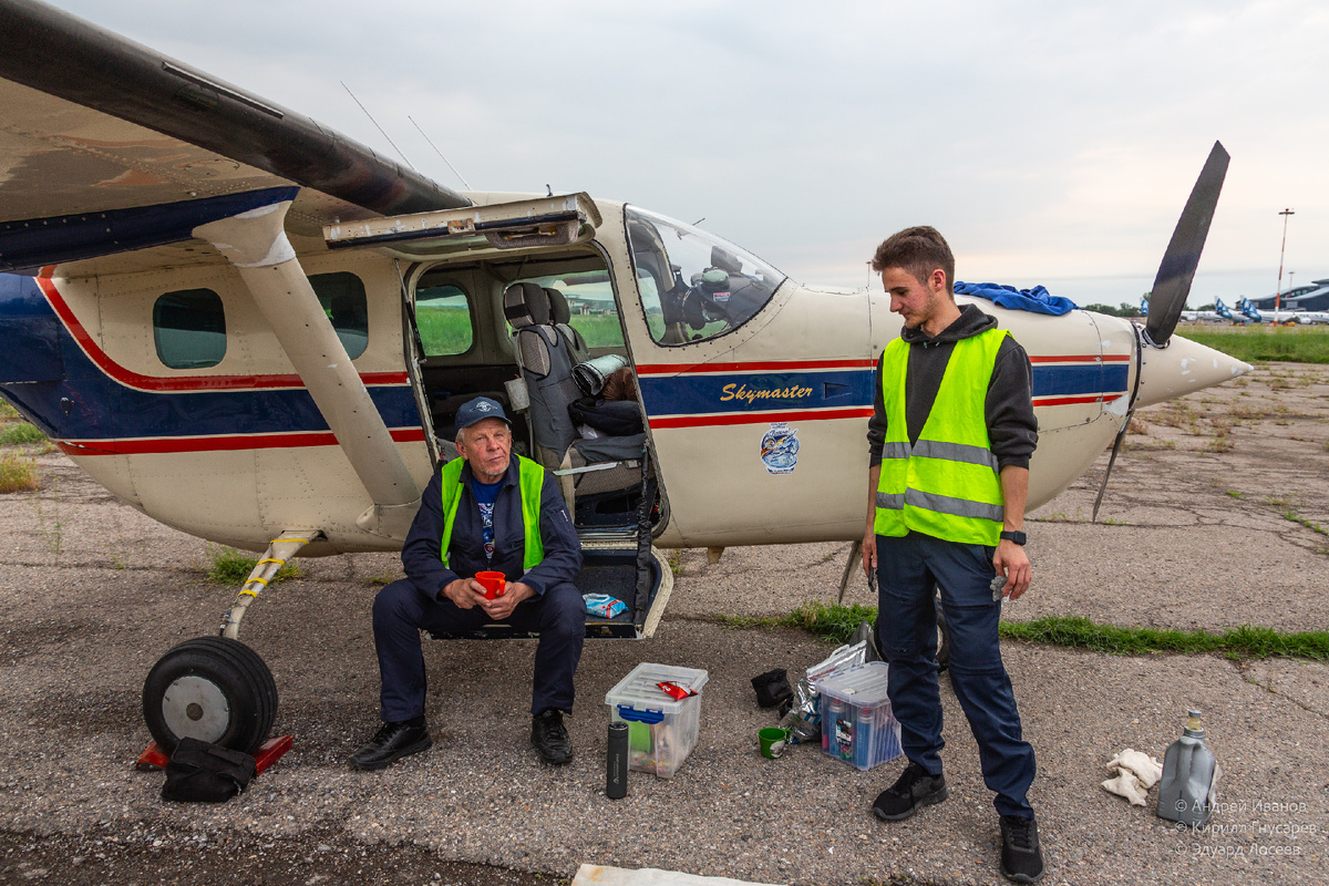 Лосеев Э.Н. и Гнусарёв К.А. около самолёта Cessna-337
