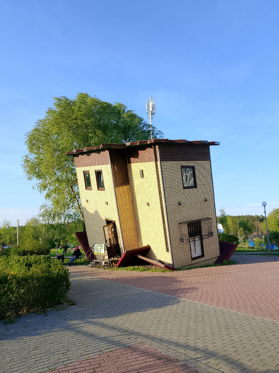 Из аттракционов в парке Спутник, фото автора. Домик, хорошо отражающий моё сегодняшнее настроение. 