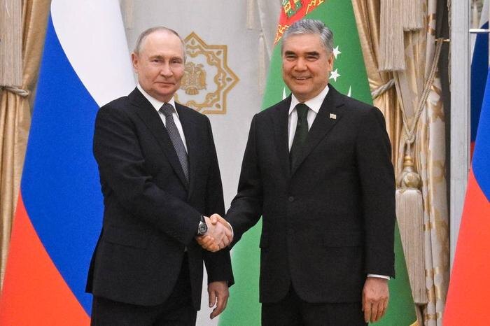 Владимир Путин и Гурбангулы Бердымухамедов. Обложка © ТАСС / POOL / Кристина Кормилицына
