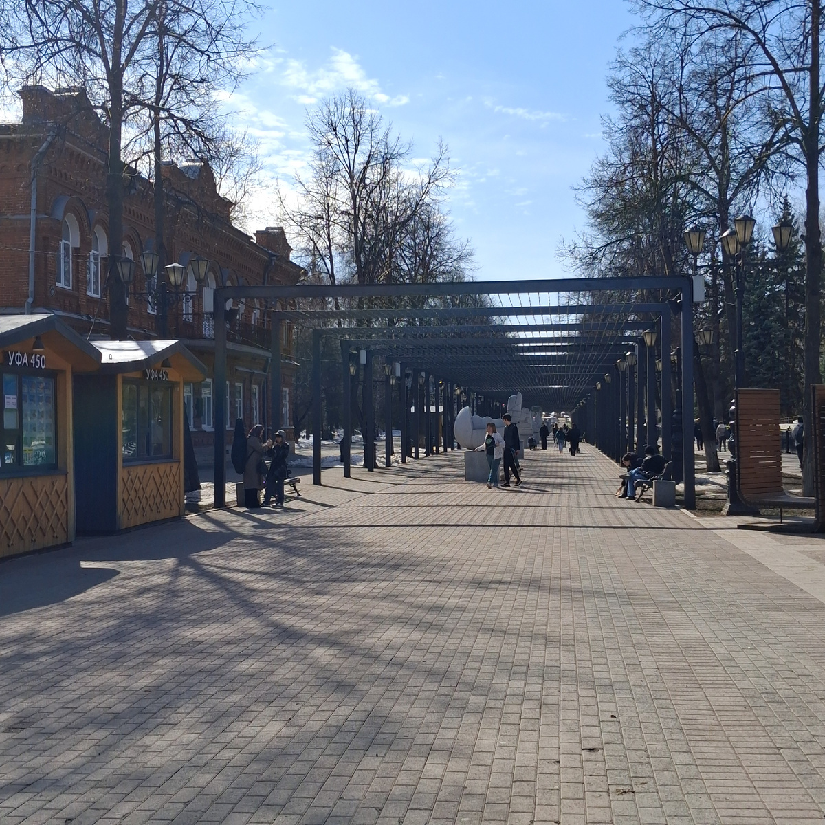 Изваяния на пешеходной части улицы Ленина в Уфе . Фото автора. 