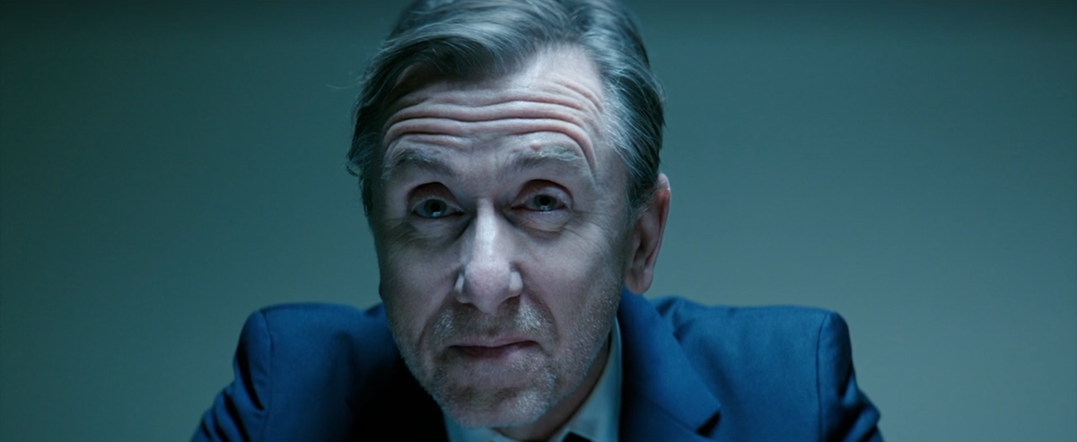 Кадр из кинофильма "Ограбление по-джентльменски", 2021 г., режиссер Ренни Харлин, сценаристы Роберт Хенни, Курт Уиммер, композиторы Тревор Рабин, Лассе Энерсен (скриншот)