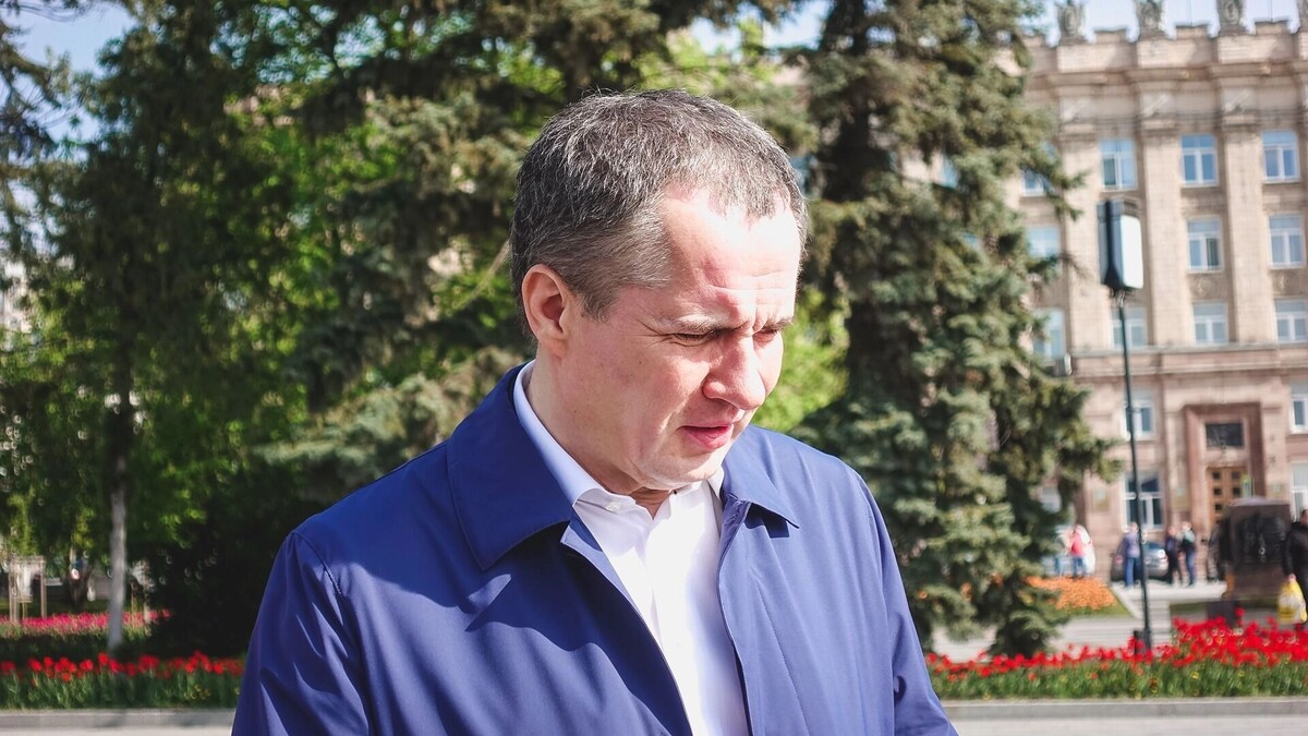    До работы чиновником Гладков трудился в экономической сфере   1MI