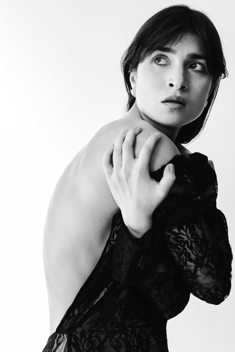     Платье, Maison Esvé (Fashion Hub Russia); серьги, белое золото, бриллианты, Messika, коллекция Messika by Kate Moss