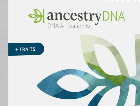  фотография фирменной упаковки набора AncestryDNA с логотипом и надписью «+ TRAITS»