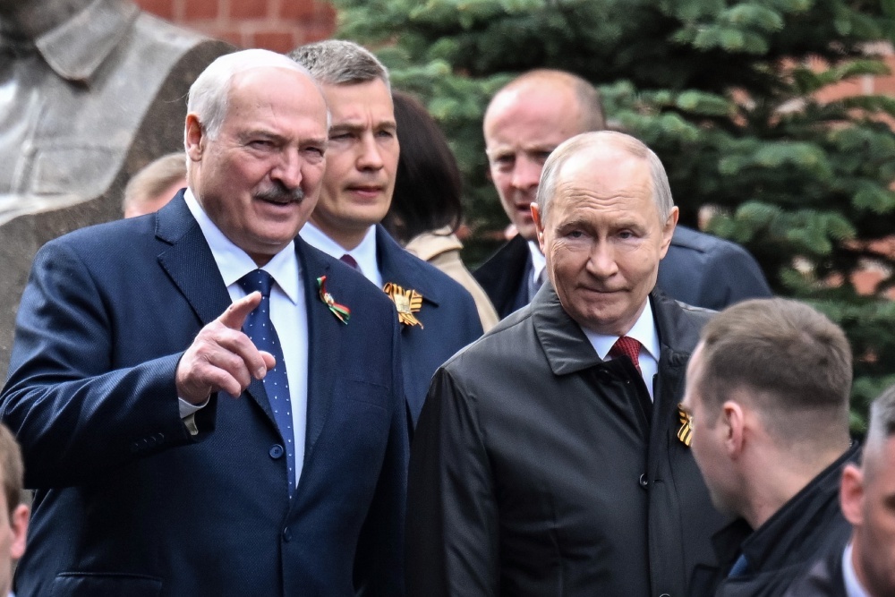    Во время встречи с Владимиром Путиным Александр Лукашенко пошутил: "Даже если не рады были бы видеть, я бы все равно приехал: праздник добрый, светлый". / РИА Новости